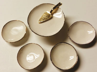 BYBCER170WG - Cake Plate with 4 Desert Plates, White/Gold