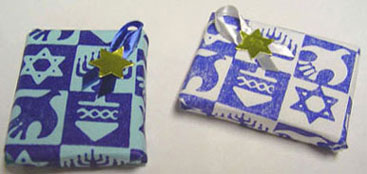 BYBJHD4H - Wrapped Chanukah Gift Blue Or White