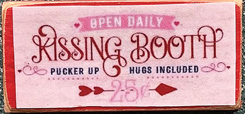 CLD927 - Decor Board Sign - Kissing Booth