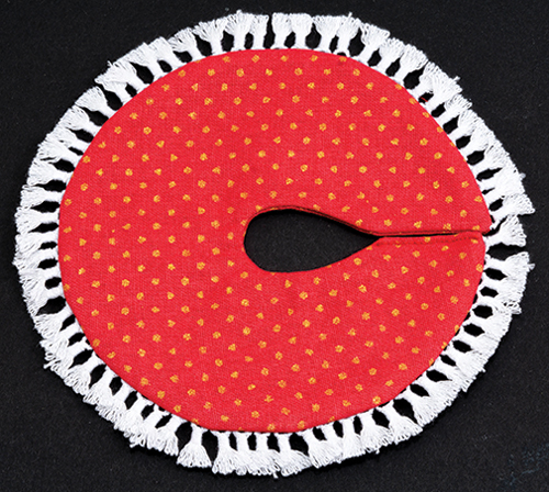 BB90010 - Tree Skirt, Red With Gold Dots