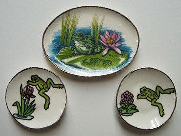 BYBCDD389 - 2 Frog Plates &amp; Platter