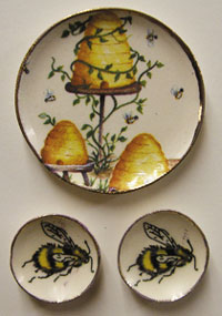 BYBCDD594 - 3 Bees &amp; Beehive Platter