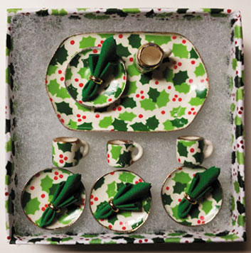 BYBCER172GH - 13 Piece Boxed Dinnerware Set, Green Holly