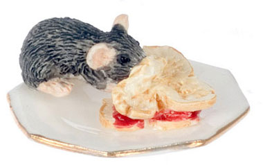 FCJU1072 - Mouse Eating Sandwich